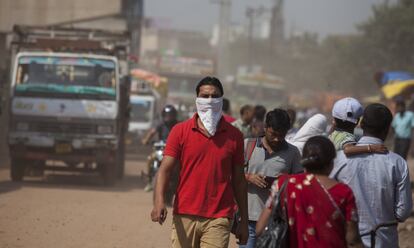 Un hombre se cubre el rostro para protegerse de la contaminación del aire en Nueva Delhi, India.
