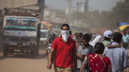 Un hombre se cubre el rostro para protegerse de la contaminación del aire en Nueva Delhi, India.
