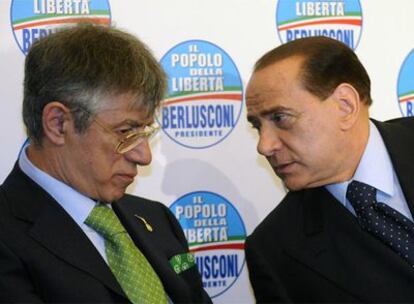 Silvio Berlusconi (derecha) conversa con Umberto Bossi durante una conferencia de prensa en Roma el 16 de abril pasado.