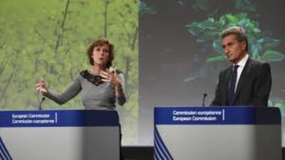 Los comisarios europeos de Energía, Günter Oettinger, y de Acción por el Clima, Connie Hedegaard.