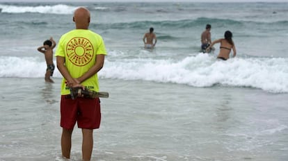 Un socorrista vigila la playa de Punta Prima, en Menorca.