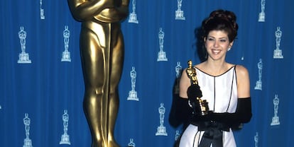 Marisa Tomei posando con su Oscar tras la entrega de premios de 1993.