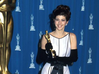 Marisa Tomei posando con su Oscar tras la entrega de premios de 1993.