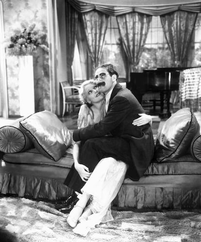 Groucho Marx y Thelma Todd, en una escena de la película 'Pistoleros de agua dulce' de 1931.