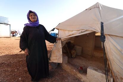 Halima Al-Hussein, de 70 años, vive en una tienda de campaña con su nuera y siete nietos en un campamento a las afueras de Idlib, después de que fueran desplazados de su pueblo, Umm Al-Kanais, al sur de la ciudad, hace tres años, debido a que un bombardeo ruso destruyó su casa en 2019.