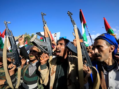 Un grupo de hombres armados gritaban el viernes durante una manifestación en apoyo a Palestina en Saná (Yemen).