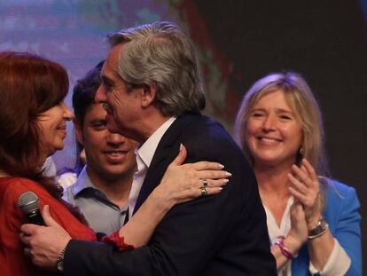 Cristina Fernández de Kirchner, futura vicepresidenta, saluda al presidente electo, Alberto Fernández.