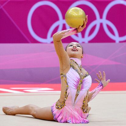 Son Yeon-jae es una de las grandes promesas de la gimnasia rítmica. La joven atleta surcoreana se ha metido en la final olímpica con sus ejercicios.