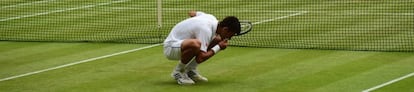 Djokovic come hierba de la pista central de Wimbledon.