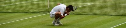 Djokovic come hierba de la pista central de Wimbledon.