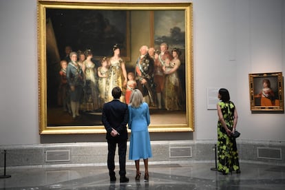 El presidente francés, Emmanuel Macron, y su esposa, la profesora Brigitte Macron, observan junto a la esposa del primer ministro de Bélgica, Annik Penders, una de las obras cumbre del Museo del Prado, 'La familia de Carlos IV', pintada por Francisco de Goya en 1800 y que muestra al entonces soberano, su esposa, hijos y familiares más directos como humanos, pero también como seres divinos y coronados por la gracia de Dios.