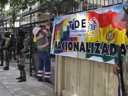 Soldados del Ejército ante la sede de TDE.