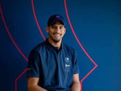 Ronald Araujo, jugador del Barcelona, posa en las instalaciones de la ciudad deportiva del club.