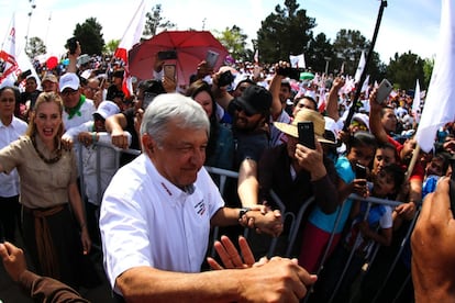El candidato a la presidencia de México por parte de Morena Andrés Manuel López Obrador saluda a sus seguidores durante el inicio formal de su campaña rumbo a las elecciones presidenciales 2018 en el estado de Chihuahua.