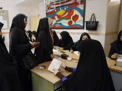 Un grupo de iraníes vota este viernes en la segunda vuelta de las elecciones parlamentarias en Teherán.