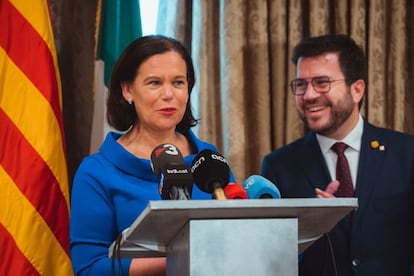 La presidenta del Sinn Féin, Mary Lou McDonald, en rueda de prensa junto al presidente de la Generalitat, Pere Aragonès.