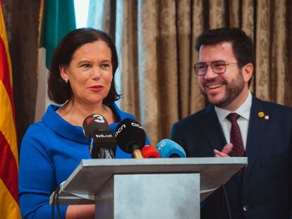 La presidenta del Sinn Féin, Mary Lou McDonald, en rueda de prensa junto al presidente de la Generalitat, Pere Aragonès.