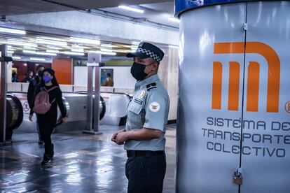 elemento de la Guardia Nacional en una estación del Metro de Ciudad de México, el 12 de enero de 2023.