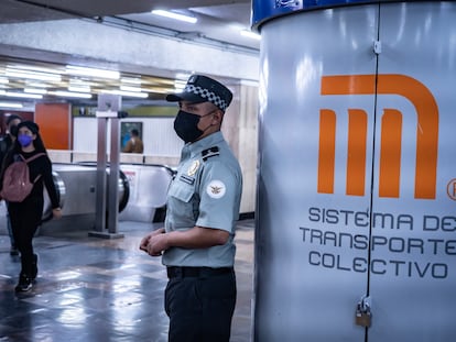 elemento de la Guardia Nacional en una estación del Metro de Ciudad de México, el 12 de enero de 2023.