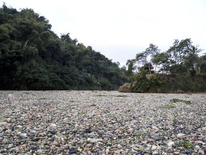 Cerca del pueblo de Cipatik, el curso del Citarum está totalmente cubierto por toneladas de basura tanto en superficie como en el lecho. Los desechos hacen imposible la navegación a motor, e incluso dificultan la de los botes a remo.