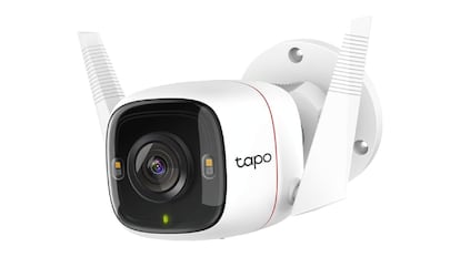 Una cámara de vigilancia para exterior que está equipada con un sensor especial de alta sensibilidad. TP-LINK. 