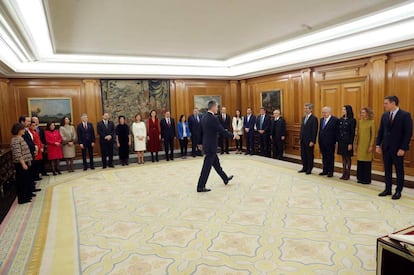 La ceremonia ha durado poco menos de media hora, desde la lectura de los decretos de nombramiento hasta la foto de familia, en la que se ha visto al Rey bromeando con Yolanda Díaz, probablemente sobre lo alto que es el jefe del Estado, ya que a ella le tocaba colocarse justo detrás. Después, aplausos y conversaciones informales entre ellos