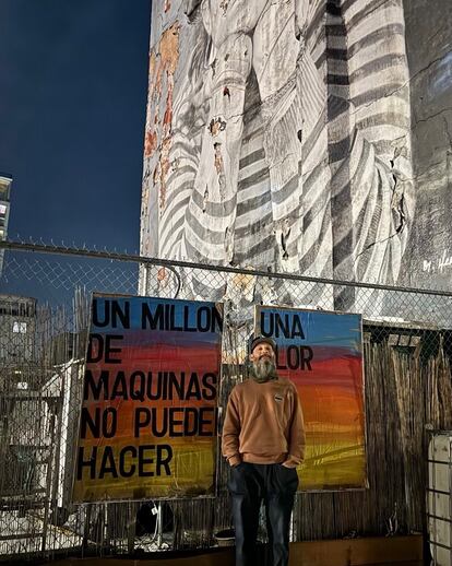 Ronaldy Navarro frente a dos carteles escritos por él, en marzo de 2024.