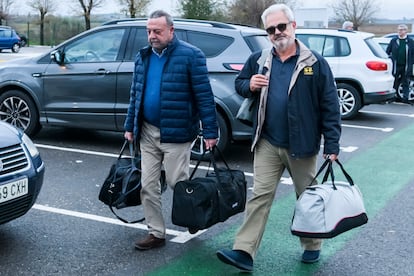 Francisco Vallejo (derecha) y Jesús María Rodríguez Román, el 2 de enero de 2023, cuando entraron en la prisión de Sevilla I para cumplir condena.