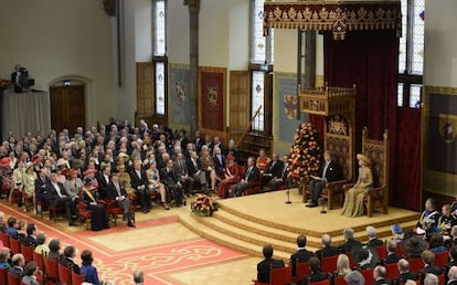 El rey de Holanda, Guillermo Alejandro, da su discurso de la Corona en la sala de los Caballeros de La Haya.