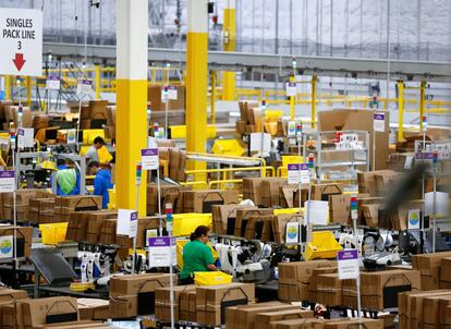 Empleados en un centro logístico de Amazon en Kent (Washington, EE UU), en octubre.