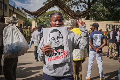 Es 9 de junio y Queentermillian cumple 23 años. Ha venido desde su casa, en el ‘slum’ de Mukuru para protestar frente a la comisaría central de policía de Nairobi por la muerte de Albert Omondi Ojwang. “La policía debería proteger a los ciudadanos, pero estamos siendo víctimas del abuso de poder policial, están matando a nuestros compañeros y luego nos mienten diciendo que se golpean contra la pared y mueren”, condena. Y añade: “Estamos luchando por una Kenia mejor para todos nosotros”.