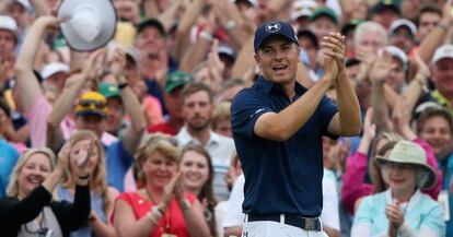 Spieth celebra su triunfo en el Masters de Augusta.