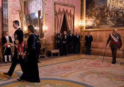 El Rey Juan Carlos I sigue a su hijo Felipe VI en el Palacio Real durante la Pascua Militar.