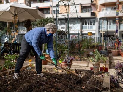 La Maria Rosa, veïna de l'Esquerra de l'Eixample, llaura la terra a l'Hort de la Lola, als Jardins de Montserrat.