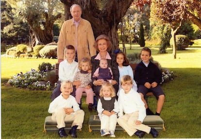 La Familia Real posa para la tradicional felicitación navideña, el 15 de diciembre de 2007. La Reina aparece sentada en el centro con su nieta menor, Sofía, en brazos. A su derecha, Leonor; a la izquierda, Victoria, y a sus pies, Irene. Rodean a doña Sofía sus nietos varones, Juan, Felipe, Miguel y Pablo. Don Juan Carlos posa a la izquierda de la imagen con ropa de sport.