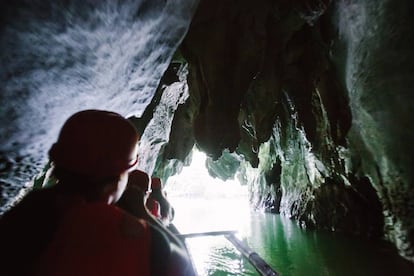 El espectacular paisaje kárstico de piedra caliza que se extiende en Palawan, provincia insular de Filipinas, incluye, como gran protagonista, al río subterráneo más largo del mundo, Puerto Princesa, con algo más de ocho kilómetros, y declarado parque nacional. En sus casi 6.000 hectáreas de superficie protegida acoge 11 ecosistemas diferentes, desde la selva húmeda de las montañas a los arrecifes del océano. Por debajo, aunque siempre omnipresente, el río atraviesa cuevas afiladas de estalagmitas y estalactitas, hogar de colonias de murciélagos, hasta desembocar en el oeste del mar de Filipinas.