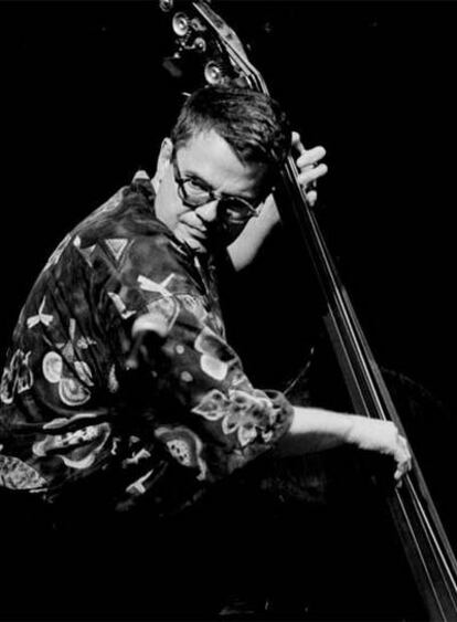 Charlie Haden, fotografiado a principios de los noventa.