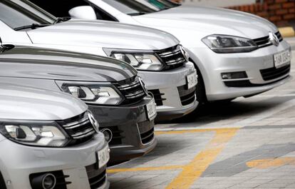 Coches Volkswagen aparcados en un concesionario.