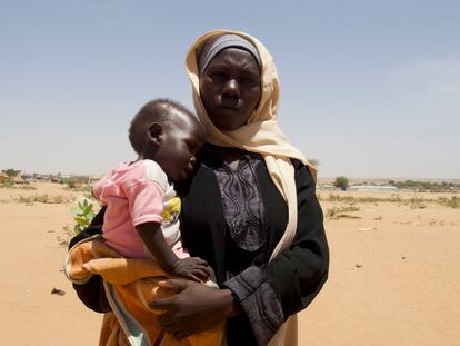 Awatif Issakh Mahamat con su bebé, minutos antes de hospitalizarlo por malnutrición, en Camp Ecolé, cerca de la localidad de Adré, (Chad), el 12 de abril.