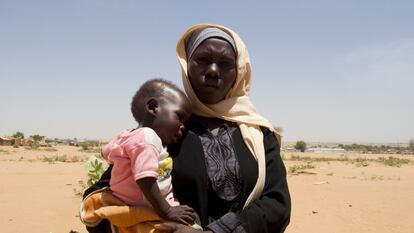 Awatif Issakh Mahamat con su bebé, minutos antes de hospitalizarlo por malnutrición, en Camp Ecolé, cerca de la localidad de Adré, (Chad), el 12 de abril.