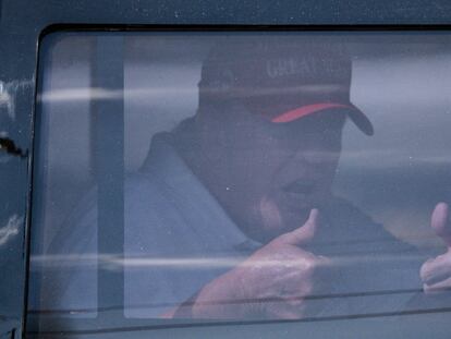 Donald Trump gesticula desde la parte trasera de su limusina, este sábado en Palm Beach.