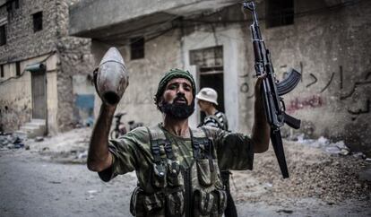 Un miliciano rebelde muestra armamento en Alepo.