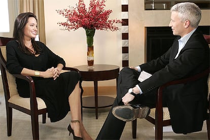 Angelina Jolie charla con Anderson Cooper durante la grabacin de la entrevista.