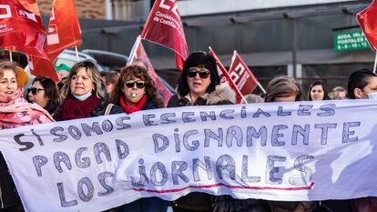 Varias mujeres durante una protesta en enero en Toledo ante la Consejería de Economía, Empresas y Empleo con motivo de una huelga de los servicios de limpieza.