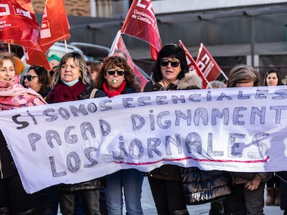 Varias mujeres durante una protesta en enero en Toledo ante la Consejería de Economía, Empresas y Empleo con motivo de una huelga de los servicios de limpieza.