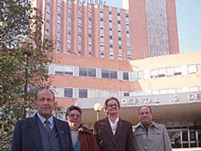 Los trasplantados de riñón Joaquín Agis, Francisca Jarillo, Isabel de la Rocha y Mamerto Hernansanz, en el hospital Doce de Octubre.