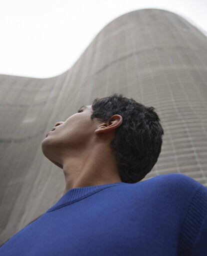 O modelo, com camisete azul Tommy Hilfiger, observa a silhueta do edifício Copan, projetado pelo arquiteto Oscar Niemeyer em 1966. Créditos do ensaio: maquiagem e cabelo Guilherme Casarande (FS.AG). Assistente de fotografia: Fabio Enes. Assistente de realização: Iago Kulesis. Modelos: Igor Laurenco (Prime Model Management), Caian Maroni (Mega Model Brasil), Raul Barbosa (Fords Model) e Lucas Messias. Agradecimento especial: MASP - Museu de Arte de São Paulo, Assis Chateaubriand e Fabio Polido. Agradecimentos: Cassia Tabatini, Guilherme Silva, Juliano Corbetta