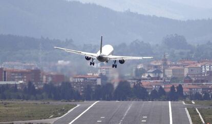 Un avión realiza la maniobra de aproximación en la pista del aeropuerto de Bilbao. 