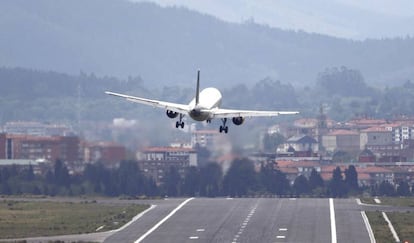 Un avión realiza la maniobra de aproximación en la pista del aeropuerto de Bilbao. 