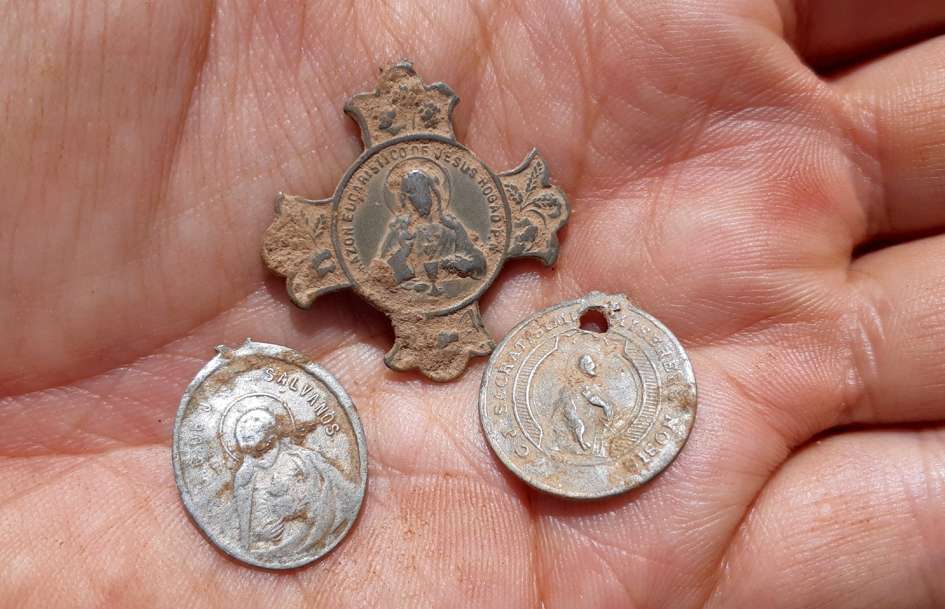 Medallas religiosas que mujeres del pueblo introdujeron en la tumba del soldado desconocido.